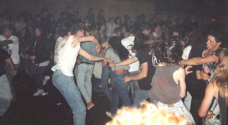 crowd2.jpg (77305 bytes)